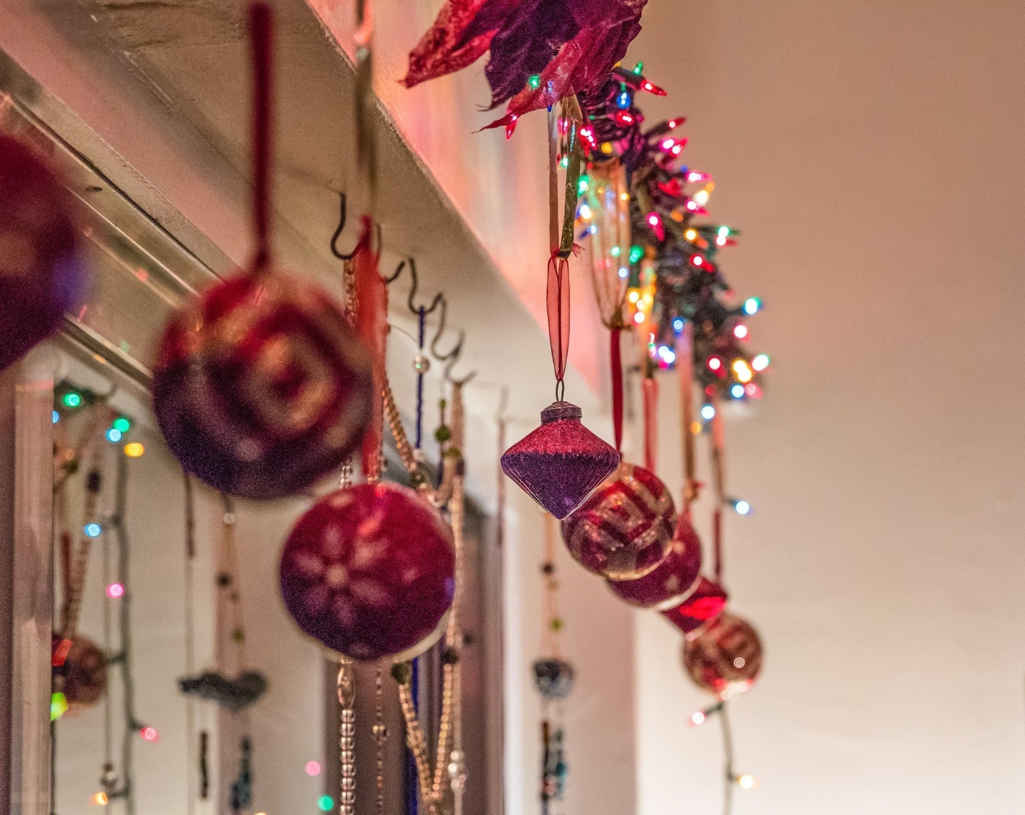 Christmas Wall Decor Ideas to Sleigh the Holiday