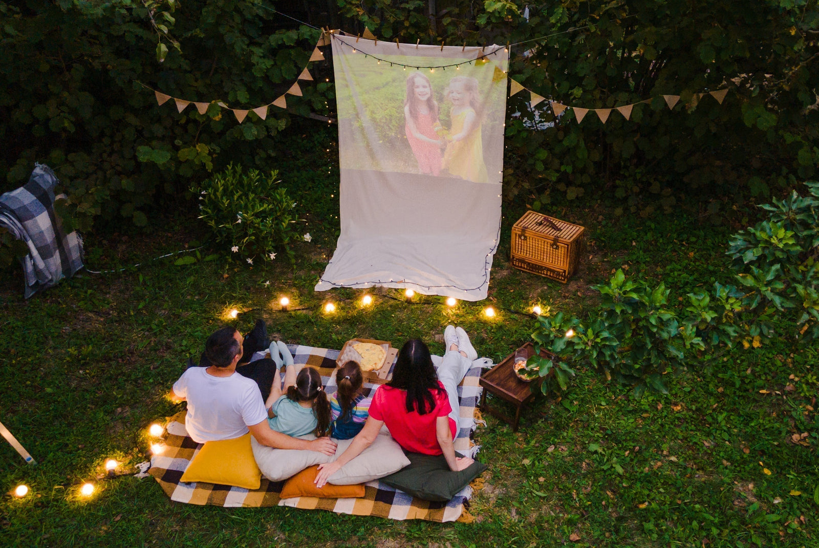 How to Organize the Perfect Outdoor Movie Night Under the Stars
