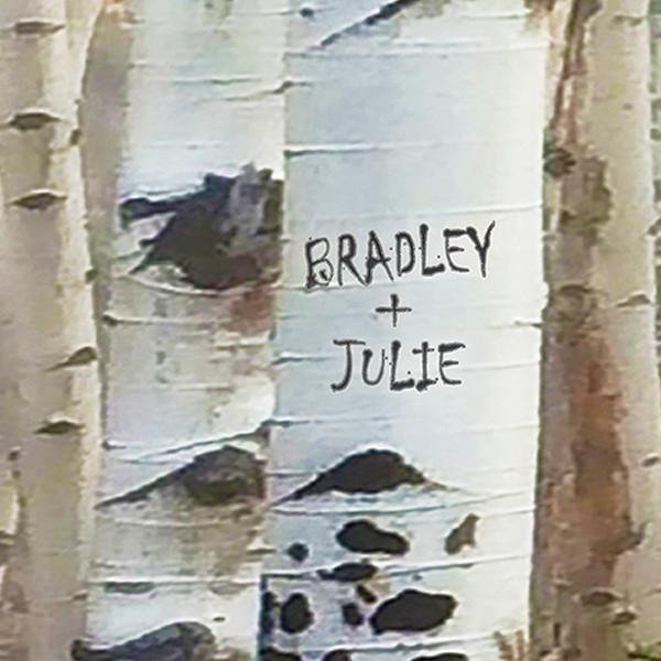 Romantic personalized gift with names carved on tree - detail 